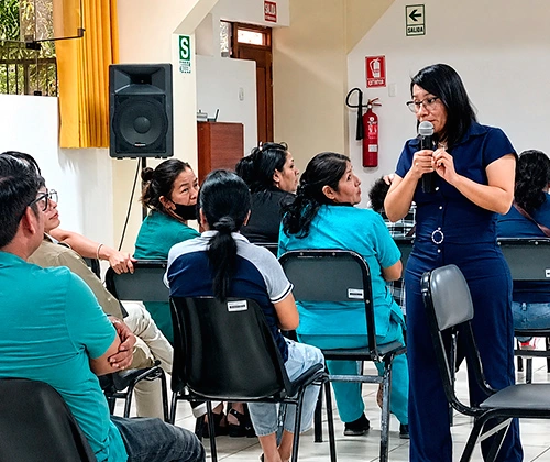 Equipo de Alcallpa Group en una sesión de capacitación y desarrollo de talento, fortaleciendo habilidades para la gestión empresarial y la seguridad laboral.