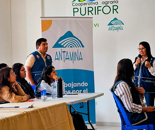Stand institucional de Alcallpa Group en evento empresarial, presentando sus soluciones en gestión del talento humano y sistemas de gestión corporativa.