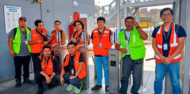 Equipo de ingeniería de Alcallpa Group en obra de construcción, con EPP de seguridad y chalecos reflectantes
